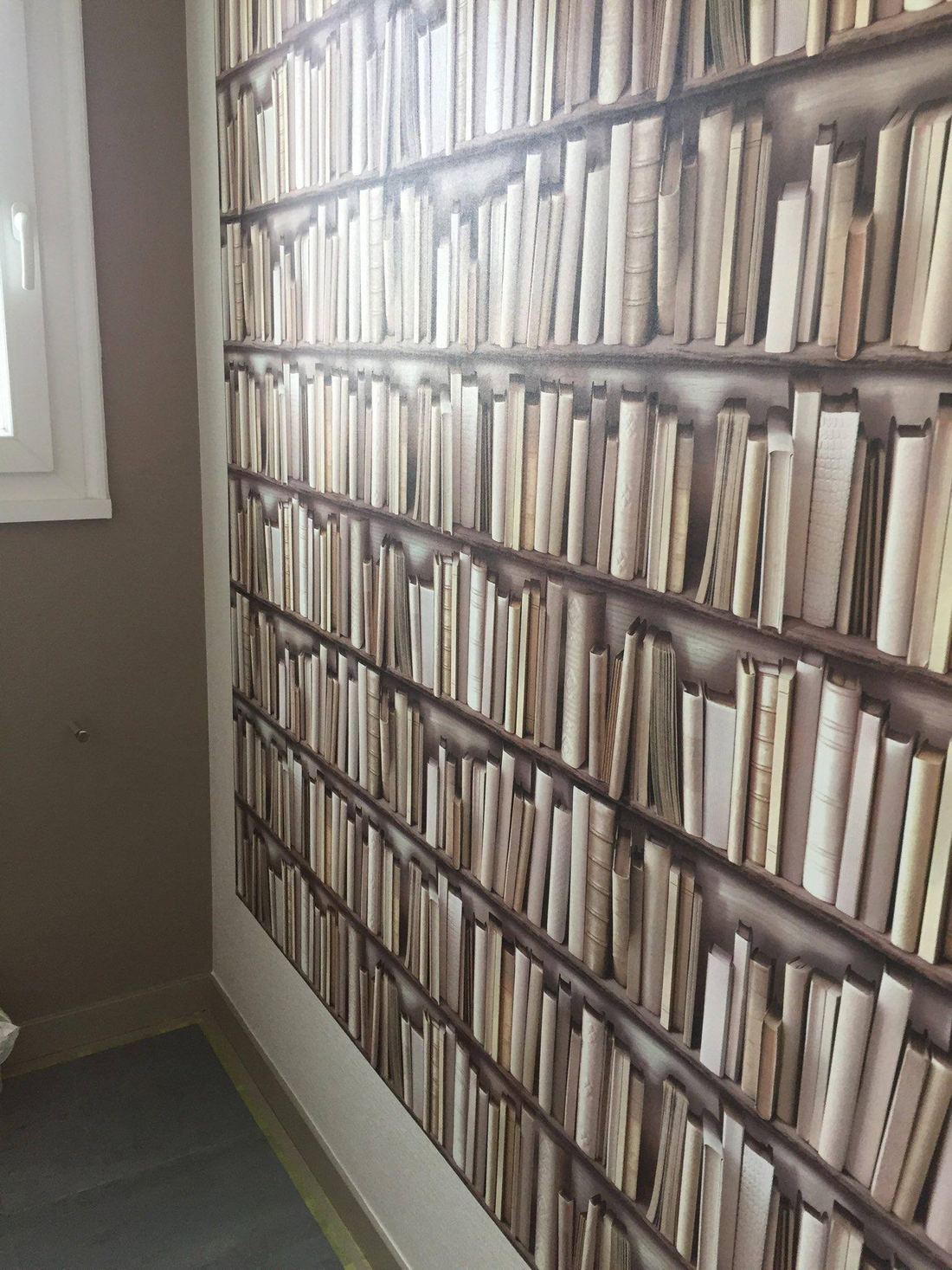 Papier peint trompe-l'œil bibliothèque dans un couloir