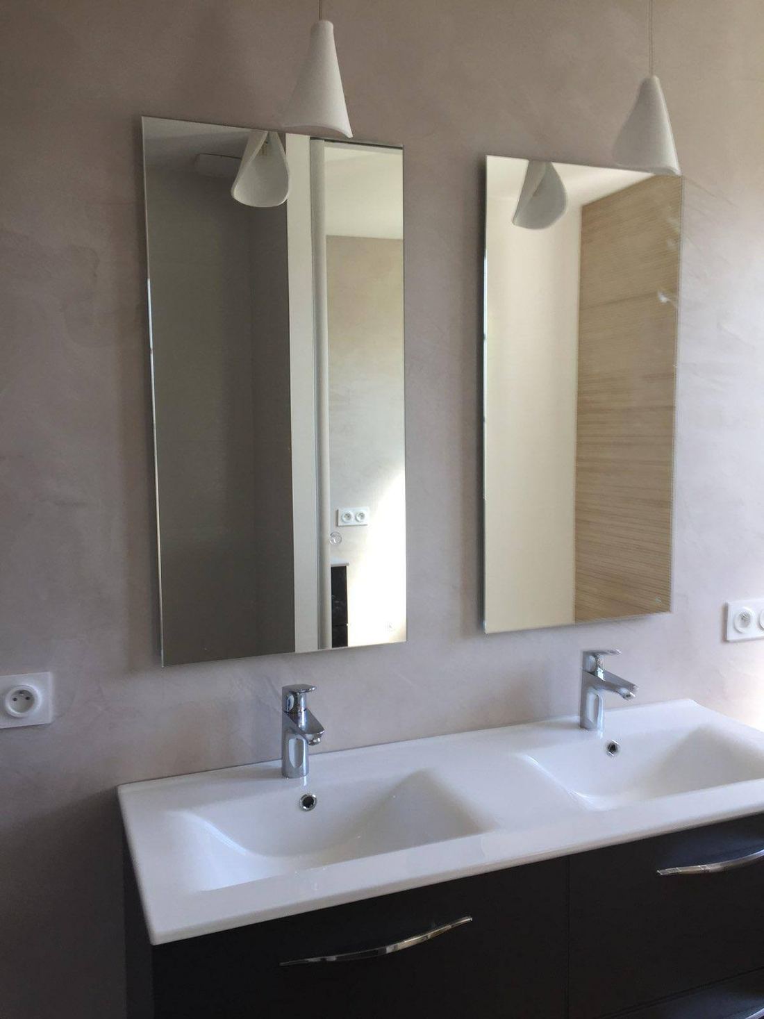 Double vasque suspendue et miroirs sur faïence beige