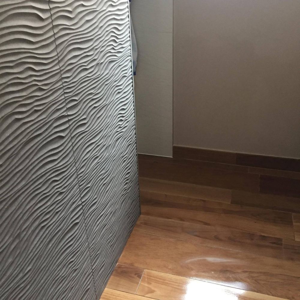 Mur de faïence en relief à vagues