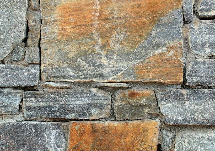 Gros plan d'un mur en pierre aux teintes ocre