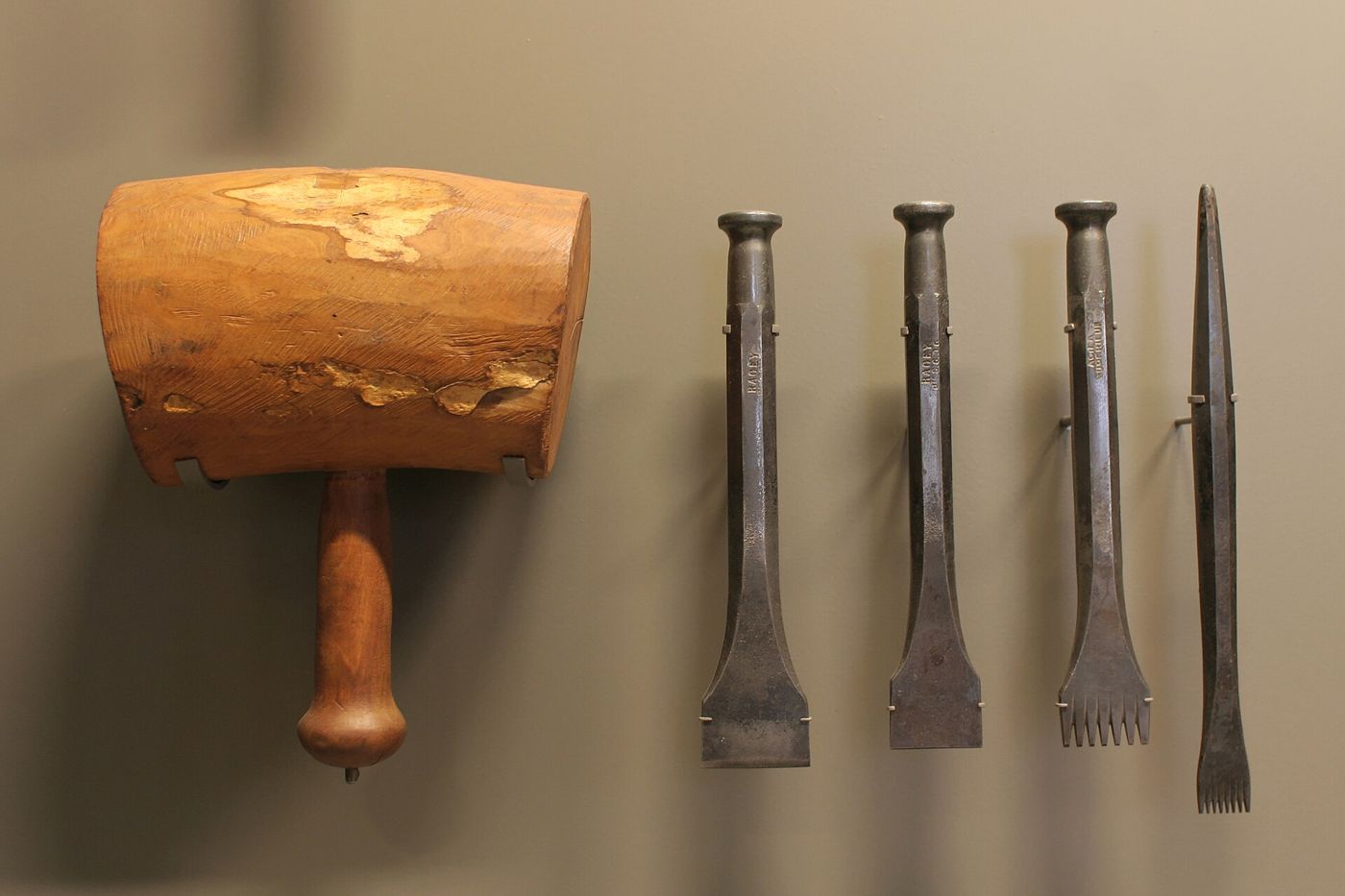 Maillet en bois et ciseaux de tailleur de pierre