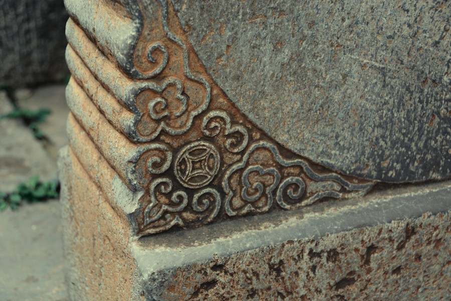 Angle de pierre sculpté d'un motif d'entrelacs