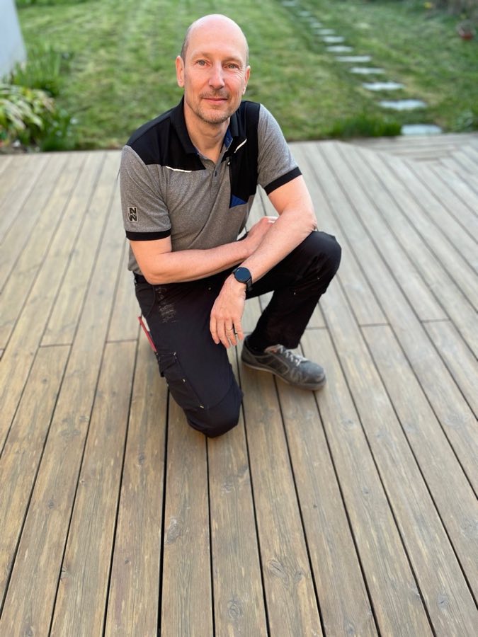 L'artisan des Terrasses Angevines sur une terrasse bois