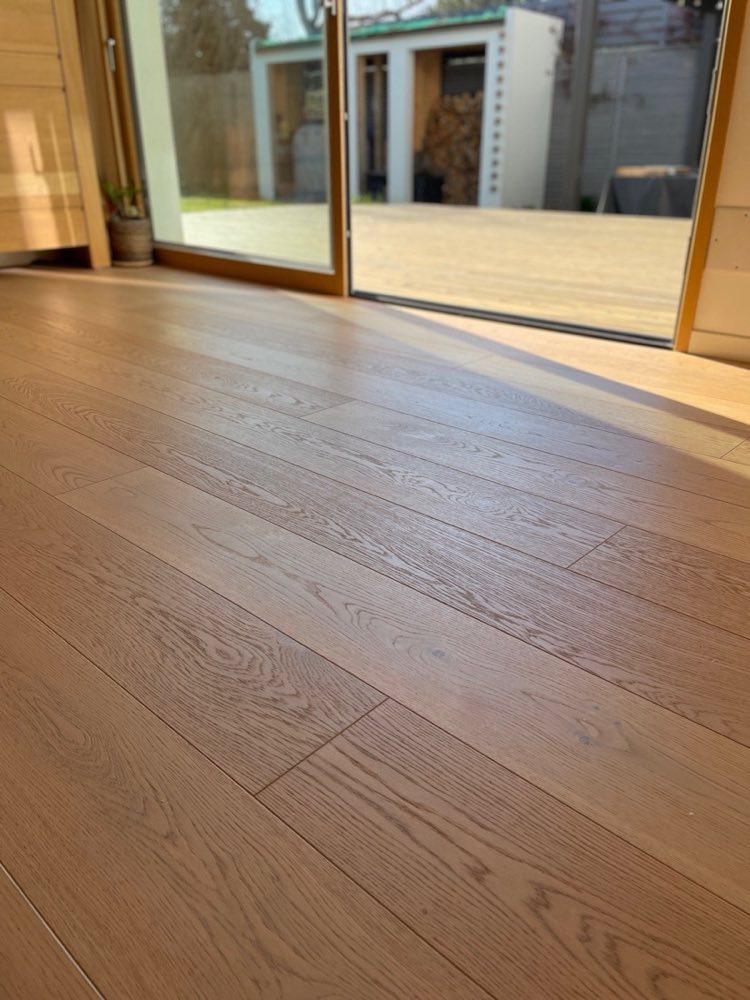 Parquet clair posé jusqu'à une baie vitrée
