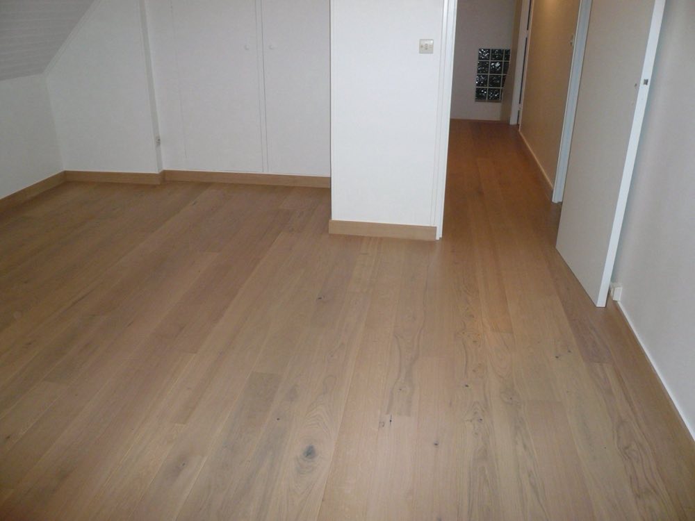 Parquet chêne clair posé dans une chambre