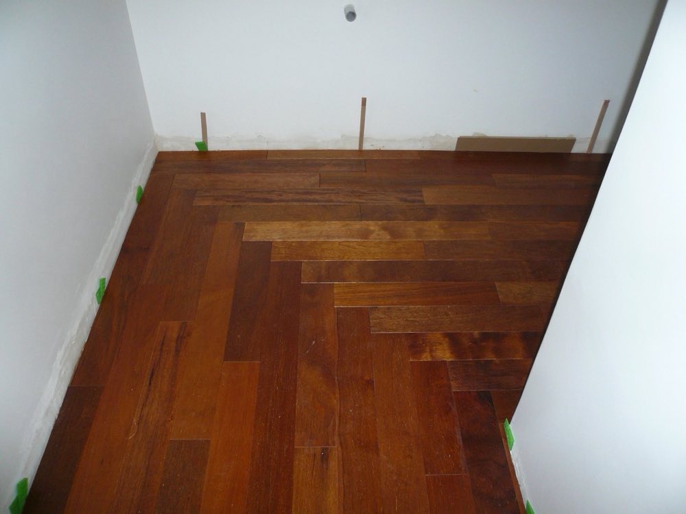 Parquet bois exotique dans une chambre