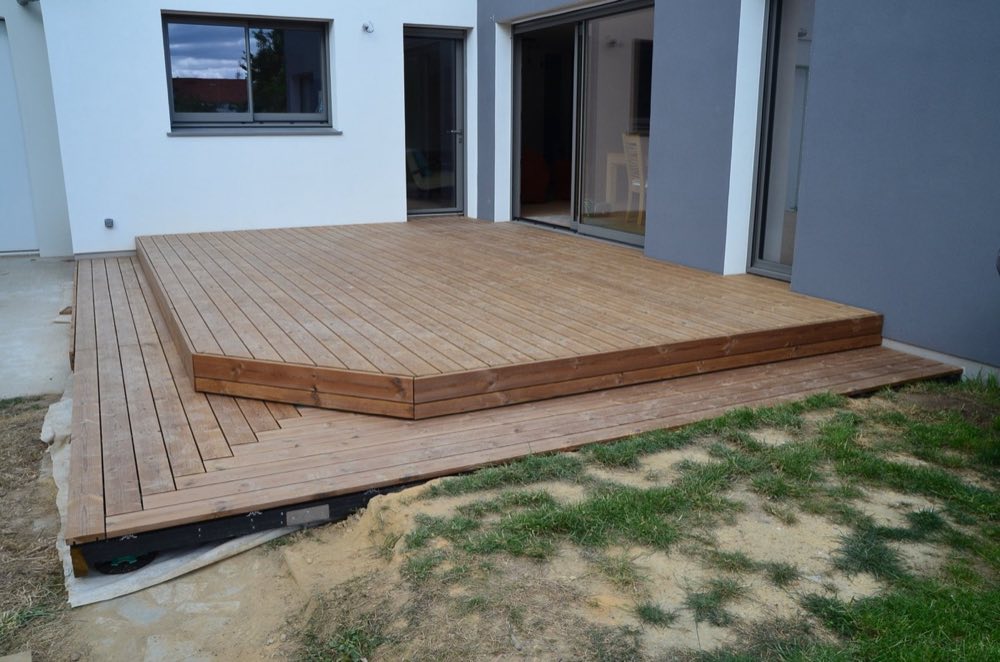 Terrasse bois de plain-pied devant une baie vitrée