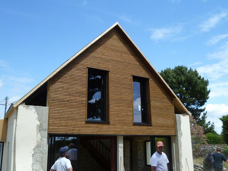 Maison à pignon bardée de bois en fin de chantier