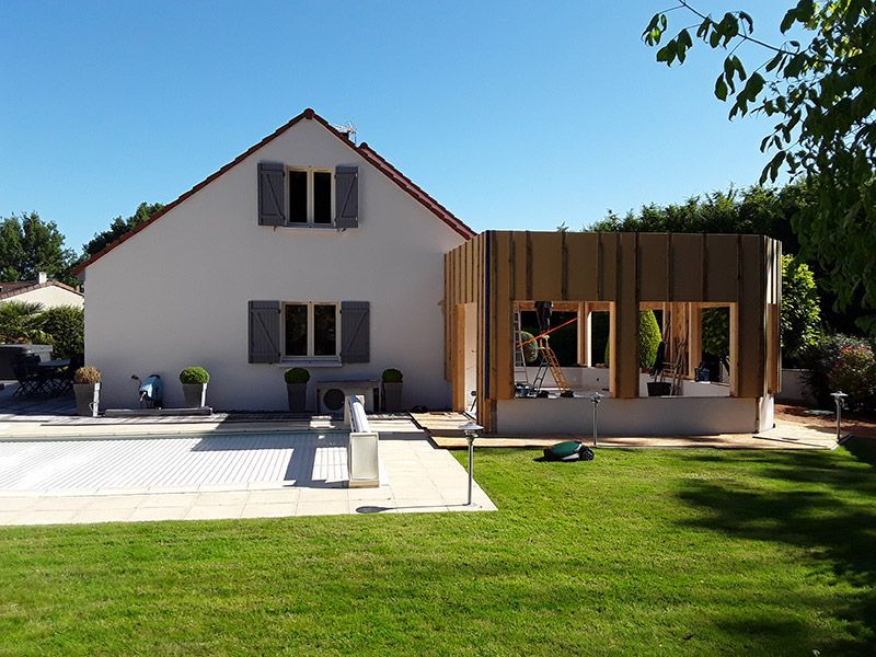 Extension bois accolée à une maison