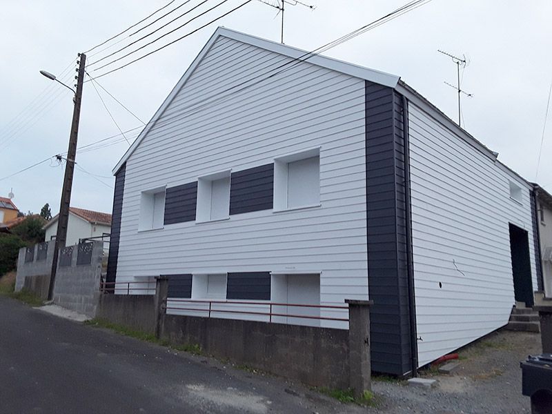 Maison rénovée avec isolation par l’extérieur et bardage clair