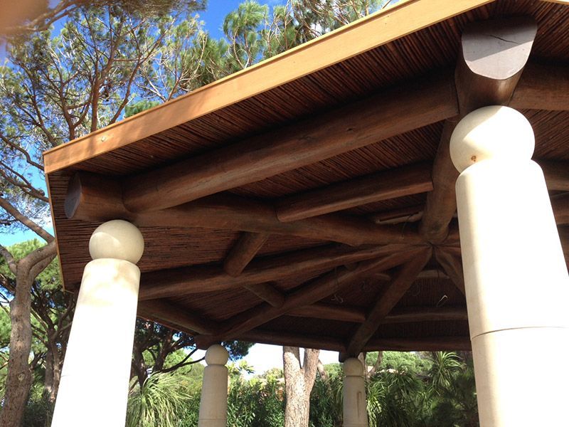Kiosque en charpente traditionnelle sur colonnes