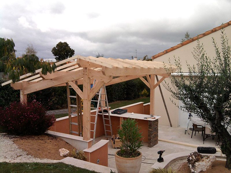 Pergola en charpente bois massif