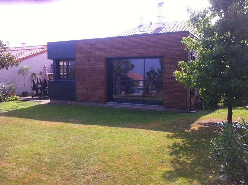 Extension habillée de bardage bois avec grandes baies vitrées